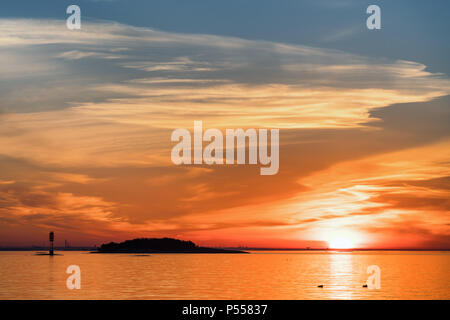 Sonnenaufgänge an Bylandet Insel, Kirkkonummi, Finnland Stockfoto