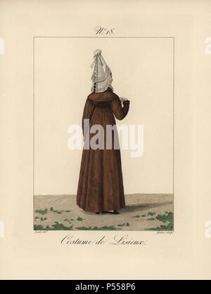 Frau in das Kostüm von Lisieux, einer Stadt in Calvados. Sie trägt eine Motorhaube mit einer kleinen Basis und überraschend großen "Papillon" (Schmetterling). Handcolorierte mode Platte Illustration von LANTE von Gatine von louis-marie's Lante' Kostüme des Gravierten femmes du Pays de Caux", 1827/1885. Mit ihren hohen Elsässischen spitze Hüte, die Frauen von Caux und der Normandie waren berühmt für die Eleganz und Stil. Stockfoto