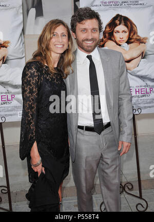 Rob Benedict, Frau Ankommend an der Kreuzung 'ein wenig Hilfe" Premiere auf der Cary Grant Theater in Los Angeles. Rob Benedict, Frau 30 - - - - - - - - - - - - - Red Carpet Event, Vertikal, USA, Filmindustrie, Prominente, Fotografie, Bestof, Kunst, Kultur und Unterhaltung, Topix Prominente Fashion/Vertikal, Besten, Event in Hollywood Leben - Kalifornien, Roter Teppich und backstage, USA, Film, Stars, Film Stars, TV Stars, Musik, Promis, Fotografie, Bestof, Kunst, Kultur und Unterhaltung, Topix, Vertikal, Familie von aus dem Jahr 2011, Anfrage tsuni@Gamma-USA.com Mann und Stockfoto