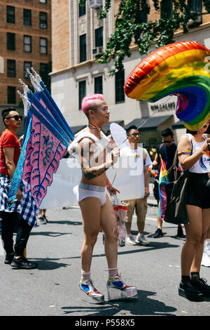 An der New York Pride Parade am 24. Juni 2018 übernommen. Credit: Shauna Hundeby/Alamy leben Nachrichten Stockfoto