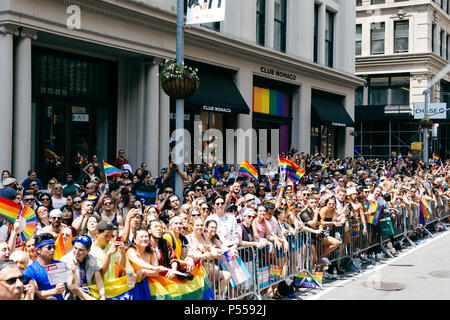 An der New York Pride Parade am 24. Juni 2018 übernommen. Credit: Shauna Hundeby/Alamy leben Nachrichten Stockfoto