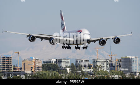 Richmond, British Columbia, Kanada. 17 Juni, 2018. Einen British Airways Airbus A380-800 G-XLEK) wide-Body Jet Airliner im Endanflug nach Vancouver International Airport vorbei neue hohe Condominium Bau in Richmond, v. Chr. Credit: bayne Stanley/ZUMA Draht/Alamy leben Nachrichten Stockfoto