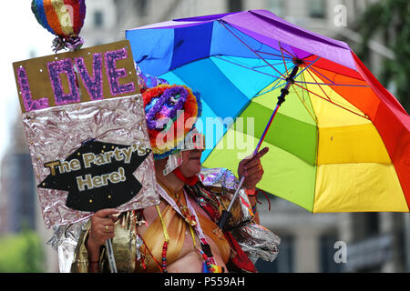 New York City, New York, USA. 23. Juni 2018. Parade der Teilnehmer wird während der Pride am 24. Juni 2018 in New York gesehen. Der erste März wurde 1970 statt. Credit: Anna Sergeeva/ZUMA Draht/Alamy leben Nachrichten Stockfoto