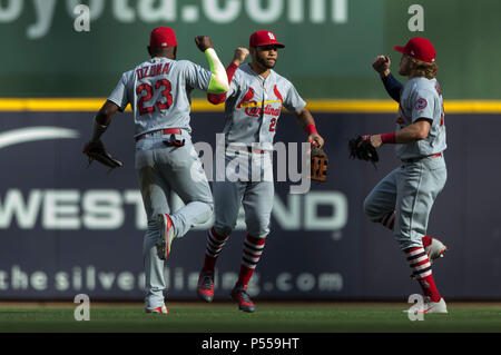 Milwaukee, WI, USA. 23. Juni 2018. Kardinal outfielders feiern ein Gewinn nach der Major League Baseball Spiel zwischen den Milwaukee Brewers und die St. Louis Cardinals am Miller Park in Milwaukee, WI. John Fisher/CSM/Alamy leben Nachrichten Stockfoto