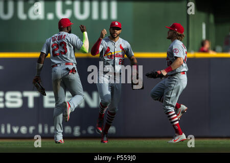 Milwaukee, WI, USA. 23. Juni 2018. Kardinal outfielders feiern ein Gewinn nach der Major League Baseball Spiel zwischen den Milwaukee Brewers und die St. Louis Cardinals am Miller Park in Milwaukee, WI. John Fisher/CSM/Alamy leben Nachrichten Stockfoto