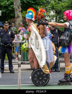 New York, USA, 24. Juni 2018. Ein Polizist Uhren Teilnehmer an der New York City Pride Parade 2018. Foto von Enrique Shore Credit: Enrique Ufer/Alamy leben Nachrichten Stockfoto