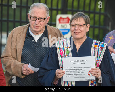 Seatac, Washington, USA. 24 Juni, 2018. Personen Zeichen und entlang der Zaun der Federal Detention Center in Seatac, Washington singen, Anfang Juni 24 während einer Gebetsvigil in Unterstützung der Zugewanderten Eltern im Gefängnis, die von ihren Kindern getrennt wurden. Die mahnwache wurde durch die Vereinigte Methodistische Kirche gefördert. Credit: Paul Jeffrey/Alamy leben Nachrichten Stockfoto