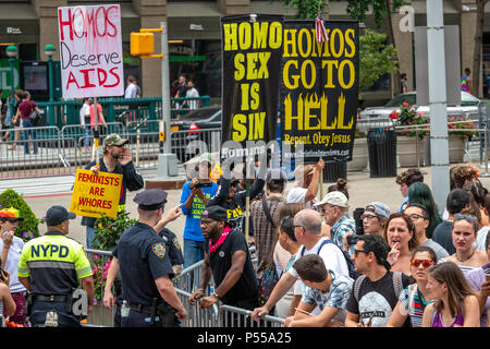 New York, USA, 24. Juni 2018. Eine Handvoll ultra-christlichen anti-homosexuellen Demonstranten gegen die März demonstrieren, aber nicht viel Aufmerksamkeit während der New York City Pride Parade 2018 zu gewinnen. Foto von Enrique Shore Credit: Enrique Ufer/Alamy leben Nachrichten Stockfoto