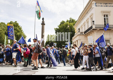 London, Großbritannien. 23. Juni 2018. Pro-EU-Demonstranten in die Zehntausende von Pall Mall für die 'March für einen Menschen", dem Parlament entfernt. Im März wurde von Aktivisten organisiert für die Bezeichnungen von eventuellen Brexit deal des UK, bevor die Briten in der Form einer öffentlichen Abstimmung gestellt werden. Genau zwei Jahre sind nun seit der Britische tief spaltende Volksabstimmung über die EU-Mitgliedschaft bestanden, mit dem Land durch die Europäische Union im März 2019 zu verlassen. Quelle: David Cliff/SOPA Images/ZUMA Draht/Alamy leben Nachrichten Stockfoto