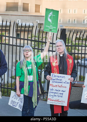 Seatac, Washington, USA. 24 Juni, 2018. Personen schildern und außerhalb der Zaun der Federal Detention Center in Seatac, Washington singen, Anfang Juni 24 während einer Gebetsvigil in Unterstützung der Zugewanderten Eltern im Gefängnis, die von ihren Kindern getrennt wurden. Die mahnwache wurde durch die Vereinigte Methodistische Kirche gefördert. Credit: Paul Jeffrey/Alamy leben Nachrichten Stockfoto