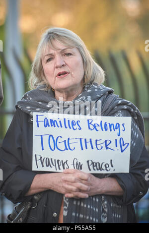 Seatac, Washington, USA. 24 Juni, 2018. Rebecca Wagen hält ein Zeichen und singt vor dem Zaun der Federal Detention Center in Seatac, Washington, Anfang Juni 24 während einer Gebetsvigil in Unterstützung der Zugewanderten Eltern im Gefängnis, die von ihren Kindern getrennt wurden. Die mahnwache wurde durch die Vereinigte Methodistische Kirche gefördert. Credit: Paul Jeffrey/Alamy leben Nachrichten Stockfoto