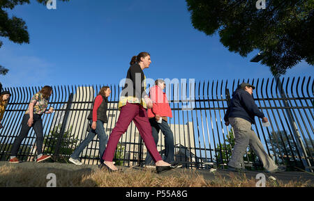 Seatac, Washington, USA. 24 Juni, 2018. Menschen gehen am Zaun entlang, die das Federal Detention Center in Seatac, Washington, Anfang Juni 24 während einer Gebetsvigil in Unterstützung der Zugewanderten Eltern im Gefängnis, die von ihren Kindern getrennt wurden. Die mahnwache wurde durch die Vereinigte Methodistische Kirche gefördert. Credit: Paul Jeffrey/Alamy leben Nachrichten Stockfoto