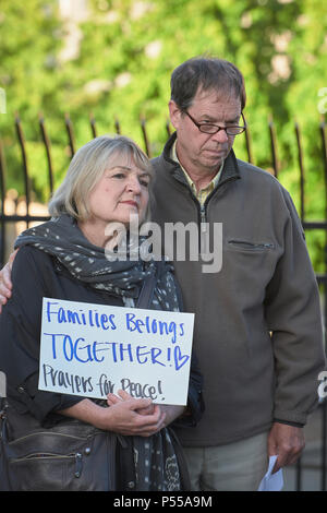 Seatac, Washington, USA. 24 Juni, 2018. Personen Zeichen und entlang der Zaun der Federal Detention Center in Seatac, Washington singen, Anfang Juni 24 während einer Gebetsvigil in Unterstützung der Zugewanderten Eltern im Gefängnis, die von ihren Kindern getrennt wurden. Die mahnwache wurde durch die Vereinigte Methodistische Kirche gefördert. Credit: Paul Jeffrey/Alamy leben Nachrichten Stockfoto