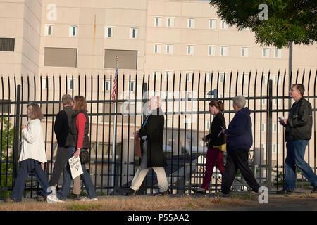 Seatac, Washington, USA. 24 Juni, 2018. Menschen gehen am Zaun entlang, die das Federal Detention Center in Seatac, Washington, Anfang Juni 24 während einer Gebetsvigil in Unterstützung der Zugewanderten Eltern im Gefängnis, die von ihren Kindern getrennt wurden. Die mahnwache wurde durch die Vereinigte Methodistische Kirche gefördert. Credit: Paul Jeffrey/Alamy leben Nachrichten Stockfoto