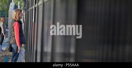 Seatac, Washington, USA. 24 Juni, 2018. Eine Frau betet am Zaun der Federal Detention Center in Seatac, Washington, Anfang Juni 24 während einer Gebetsvigil in Unterstützung der Zugewanderten Eltern im Gefängnis, die von ihren Kindern getrennt wurden. Die mahnwache wurde durch die Vereinigte Methodistische Kirche gefördert. Credit: Paul Jeffrey/Alamy leben Nachrichten Stockfoto