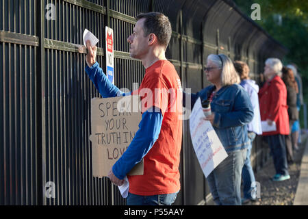 Seatac, Washington, USA. 24 Juni, 2018. Die Menschen beten entlang der Zaun der Federal Detention Center in Seatac, Washington, Anfang Juni 24 während einer Gebetsvigil in Unterstützung der Zugewanderten Eltern im Gefängnis, die von ihren Kindern getrennt wurden. Die mahnwache wurde durch die Vereinigte Methodistische Kirche gefördert. Credit: Paul Jeffrey/Alamy leben Nachrichten Stockfoto