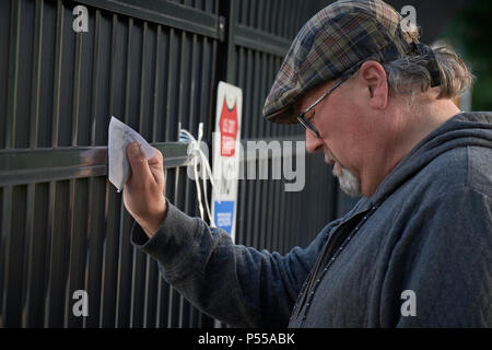 Seatac, Washington, USA. 24 Juni, 2018. Ein Mensch betet an den Zaun der Federal Detention Center in Seatac, Washington, Anfang Juni 24 während einer Gebetsvigil in Unterstützung der Zugewanderten Eltern im Gefängnis, die von ihren Kindern getrennt wurden. Die mahnwache wurde durch die Vereinigte Methodistische Kirche gefördert. Credit: Paul Jeffrey/Alamy leben Nachrichten Stockfoto