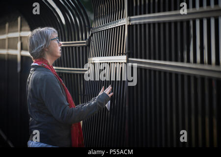 Seatac, Washington, USA. 24 Juni, 2018. Pfr. Maria Kohlstaedt Huycke betet am Zaun der Federal Detention Center in Seatac, Washington, Anfang Juni 24 während einer Gebetsvigil in Unterstützung der Zugewanderten Eltern im Gefängnis, die von ihren Kindern getrennt wurden. Huycke ist Pastor der Vereinigten Methodistischen Kirche. Credit: Paul Jeffrey/Alamy leben Nachrichten Stockfoto