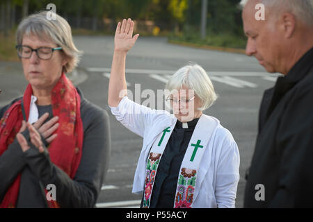 Seatac, Washington, USA. 24 Juni, 2018. Pfr. Dr. Lyda Pierce führt Gebet außerhalb der Bundesrepublik Detention Center in Seatac, Washington, Anfang Juni 24 während einer Gebetsvigil in Unterstützung der Zugewanderten Eltern im Gefängnis, die von ihren Kindern getrennt wurden. Die mahnwache wurde durch die Vereinigte Methodistische Kirche gefördert. Credit: Paul Jeffrey/Alamy leben Nachrichten Stockfoto