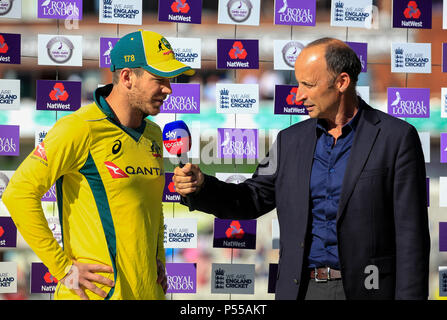 Emirate Old Trafford, Manchester, UK. 24. Juni, 2018. One Day International Cricket, 5 Royal London ODI, England und Australien; Australien Kapitän Tim Paine ist von Nasser Hussain am Ende des Spiels die Credit interviewt: Aktion plus Sport/Alamy leben Nachrichten Stockfoto