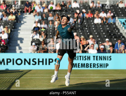 Queens Club, London, Großbritannien. 24. Juni, 2018. Das Fieber Baum Tennis Meisterschaften verdoppelt endgültig; Jamie Murray (GBR) mit einer Vorhand Schuß auf den Netto: Aktion plus Sport/Alamy leben Nachrichten Stockfoto