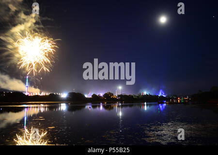 Feuerwerk in der letzten Nacht von der Insel Wight Music Festival am Newport, Isle of Wight, Großbritannien. 24. Juni, 2018. Quelle: Matthew Blythe/Alamy leben Nachrichten Stockfoto