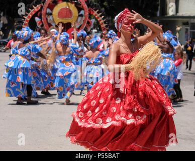 Los Angeles, USA. 24. Juni, 2018. Menschen nehmen an der 8. jährlichen Tag der Vorfahren: Festival der Masken in Los Angeles, in den Vereinigten Staaten am 24. Juni 2018. Credit: Zhao Hanrong/Xinhua/Alamy leben Nachrichten Stockfoto