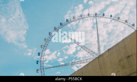 Shanghai, Shanghai, China. 24. Juni, 2018. Shanghai, China, 24. Juni 2018: Das Riesenrad ist das erste Riesenrad höher als 100 Meter im Jinjiang Action Park in Shanghai, China. Credit: SIPA Asien/ZUMA Draht/Alamy leben Nachrichten Stockfoto