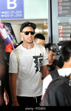 Beijin, Beijin, China. 23. Juni 2018. Peking, China-23 rd Juni 2018: American professional Basketball player Klay Thompson zeigt am Flughafen in Peking. Credit: SIPA Asien/ZUMA Draht/Alamy leben Nachrichten Stockfoto