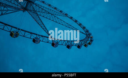 Shanghai, Shanghai, China. 24. Juni, 2018. Shanghai, China, 24. Juni 2018: Das Riesenrad ist das erste Riesenrad höher als 100 Meter im Jinjiang Action Park in Shanghai, China. Credit: SIPA Asien/ZUMA Draht/Alamy leben Nachrichten Stockfoto