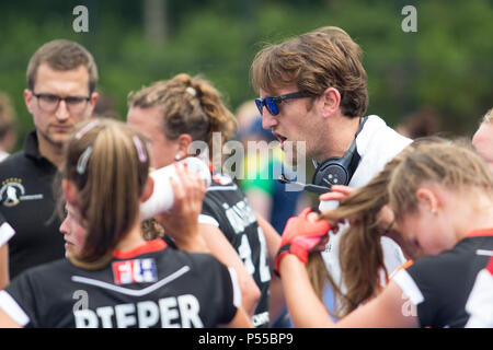 Velbert, Deutschland. 24. Juni, 2018. Bundescoach Xavier RECKINGER (GER, mi) Gibt eine Rede an die Mannschaft. Hockey, DHB, Women's National Team, drei Nationen Turnier, WM-Vorbereitung, Laenderspiel, Deutschland (GER) - Irland (IRL), 3:0, am 24.06.2018 in Bochum/Deutschland. | Verwendung der weltweiten Kredit: dpa/Alamy leben Nachrichten Stockfoto