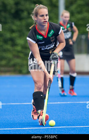 Velbert, Deutschland. 24. Juni, 2018. Lisa ALTENBURG (GER, mi.) In Single Action auf der Kugel. Hockey, DHB, Frauen Nationalmannschaft, drei Nationen Turnier, WM-Vorbereitung, Laenderspiel, Deutschland (GER) - Irland (IRL), 3:0, am 24.06.2018 in Bochum/Deutschland. | Verwendung der weltweiten Kredit: dpa/Alamy leben Nachrichten Stockfoto