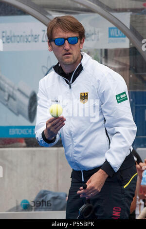 Velbert, Deutschland. 24. Juni, 2018. Bundescoach Xavier RECKINGER (GER, mi.) mit Ball in Hand. Hockey, DHB, Women's National Team, drei Nationen Turnier, WM-Vorbereitung, Laenderspiel, Deutschland (GER) - Irland (IRL), 3:0, am 24.06.2018 in Bochum/Deutschland. | Verwendung der weltweiten Kredit: dpa/Alamy leben Nachrichten Stockfoto