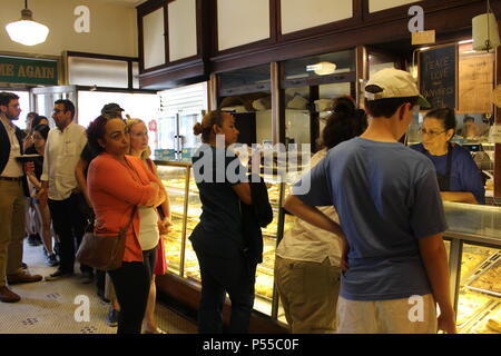 24. Mai 2018, US, New York: Kunden in 'Glasers Backen Shop". Die Deutsche Bäckerei serviert kniccurbokers Naschkatzen seit 02. April 1902. Glasers schließt seine Türen nach 116 Jahren am 01. Juli. Foto: Stephanie Ott/dpa Stockfoto