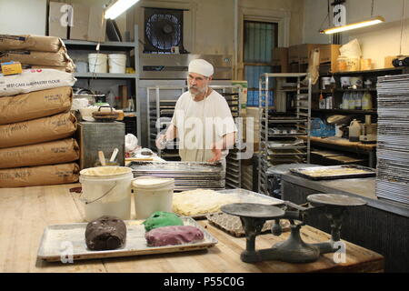 24. Mai 2018, US, New York: Co - Inhaber Herbert Glaser in der Ideenschmiede der 'Glasers Backen Shop". Die Deutsche Bäckerei serviert kniccurbokers Naschkatzen seit 02. April 1902. Glasers schließt seine Türen nach 116 Jahren am 01. Juli. Foto: Stephanie Ott/dpa Stockfoto