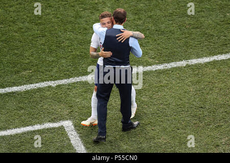 England Manager Gareth Southgate gratuliert Kieran Trippier von England, als er während der FIFA WM 2018 Gruppe G Match zwischen England und Panama in Nizhny Novgorod Stadion am 24. Juni 2018 in Nischni Nowgorod, Russland ersetzt wird. (Foto von Daniel Chesterton/phcimages.com) Stockfoto