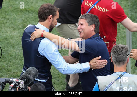 England Manager Gareth Southgate und Panama Manager Hernan Dario Gomez schütteln sich die Hände nach der FIFA WM 2018 Gruppe G Match zwischen England und Panama in Nizhny Novgorod Stadion am 24. Juni 2018 in Nischni Nowgorod, Russland. (Foto von Daniel Chesterton/phcimages.com) Stockfoto