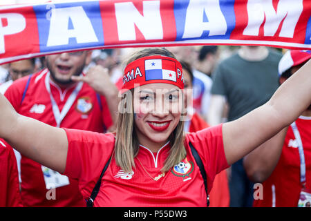 Juni 24, 2018 - Nischni Nowgorod, Russland - ein Mädchen gesehen, ein T-Shirt der Nationalmannschaft von Panama mit einem Schal. (Bild: © aleksey Fokin/SOPA Bilder über ZUMA Draht) Stockfoto