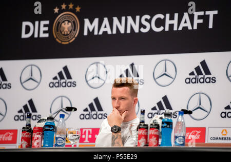 Vatutinki, Russland. 25. Juni 2018. Marco Reus (Deutschland) beantwortet Fragen von Journalisten GES/fussball/Wm 2018 Russland: DFB Pressekonferenz, Moskau/Vatutinki, 25.06.2018 GES/fussball/fussball/WM 2018 Russland: DFB Pressekonferenz, Moskau/Watutinki, Juni 25, 2018 | Verwendung der weltweiten Kredit: dpa/Alamy leben Nachrichten Stockfoto