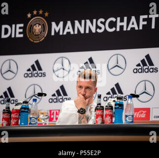 Vatutinki, Russland. 25. Juni 2018. Marco Reus (Deutschland) beantwortet Fragen von Journalisten GES/fussball/Wm 2018 Russland: DFB Pressekonferenz, Moskau/Vatutinki, 25.06.2018 GES/fussball/fussball/WM 2018 Russland: DFB Pressekonferenz, Moskau/Watutinki, Juni 25, 2018 | Verwendung der weltweiten Kredit: dpa/Alamy leben Nachrichten Stockfoto