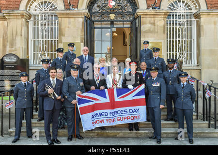 Aylesbury, Großbritannien. 25. Juni 2018. Früher heute Vorsitzender Netta Glover wurde durch Landraete, Stellvertretender Leutnants, RAF Personal- und andere Amtsträger auf dem Marktplatz in Anwesenheit von Sir Henry Aubrey-Fletcher, HM Lord-Lieutenant von Buckinghamshire und Group Captain James Brayshaw, Station Commander an RAF Halton, Verband Streitkräfte Tag zu kennzeichnen. Die Streitkräfte Flagge wurde durch Army Veteran Lieutenant Colonel John Williams von Bedgrove angesprochen, die in der Königlichen Logistik Corps serviert. Credit: Peter Manning/Alamy leben Nachrichten Stockfoto