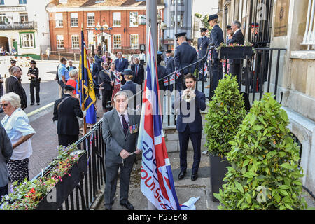 Aylesbury, Großbritannien. 25. Juni 2018. Früher heute Vorsitzender Netta Glover wurde durch Landraete, Stellvertretender Leutnants, RAF Personal- und andere Amtsträger auf dem Marktplatz in Anwesenheit von Sir Henry Aubrey-Fletcher, HM Lord-Lieutenant von Buckinghamshire und Group Captain James Brayshaw, Station Commander an RAF Halton, Verband Streitkräfte Tag zu kennzeichnen. Die Streitkräfte Flagge wurde durch Army Veteran Lieutenant Colonel John Williams von Bedgrove angesprochen, die in der Königlichen Logistik Corps serviert. Credit: Peter Manning/Alamy leben Nachrichten Stockfoto