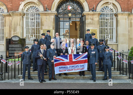 Aylesbury, Großbritannien. 25. Juni 2018. Früher heute Vorsitzender Netta Glover wurde durch Landraete, Stellvertretender Leutnants, RAF Personal- und andere Amtsträger auf dem Marktplatz in Anwesenheit von Sir Henry Aubrey-Fletcher, HM Lord-Lieutenant von Buckinghamshire und Group Captain James Brayshaw, Station Commander an RAF Halton, Verband Streitkräfte Tag zu kennzeichnen. Die Streitkräfte Flagge wurde durch Army Veteran Lieutenant Colonel John Williams von Bedgrove angesprochen, die in der Königlichen Logistik Corps serviert. Credit: Peter Manning/Alamy leben Nachrichten Stockfoto