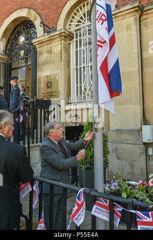 Aylesbury, Großbritannien. 25. Juni 2018. Früher heute Vorsitzender Netta Glover wurde durch Landraete, Stellvertretender Leutnants, RAF Personal- und andere Amtsträger auf dem Marktplatz in Anwesenheit von Sir Henry Aubrey-Fletcher, HM Lord-Lieutenant von Buckinghamshire und Group Captain James Brayshaw, Station Commander an RAF Halton, Verband Streitkräfte Tag zu kennzeichnen. Die Streitkräfte Flagge wurde durch Army Veteran Lieutenant Colonel John Williams von Bedgrove angesprochen, die in der Königlichen Logistik Corps serviert. Credit: Peter Manning/Alamy leben Nachrichten Stockfoto