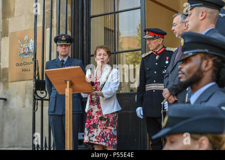 Aylesbury, Großbritannien. 25. Juni 2018. Früher heute Vorsitzender Netta Glover wurde durch Landraete, Stellvertretender Leutnants, RAF Personal- und andere Amtsträger auf dem Marktplatz in Anwesenheit von Sir Henry Aubrey-Fletcher, HM Lord-Lieutenant von Buckinghamshire und Group Captain James Brayshaw, Station Commander an RAF Halton, Verband Streitkräfte Tag zu kennzeichnen. Die Streitkräfte Flagge wurde durch Army Veteran Lieutenant Colonel John Williams von Bedgrove angesprochen, die in der Königlichen Logistik Corps serviert. Credit: Peter Manning/Alamy leben Nachrichten Stockfoto