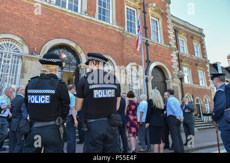 Aylesbury, Großbritannien. 25. Juni 2018. Früher heute Vorsitzender Netta Glover wurde durch Landraete, Stellvertretender Leutnants, RAF Personal- und andere Amtsträger auf dem Marktplatz in Anwesenheit von Sir Henry Aubrey-Fletcher, HM Lord-Lieutenant von Buckinghamshire und Group Captain James Brayshaw, Station Commander an RAF Halton, Verband Streitkräfte Tag zu kennzeichnen. Die Streitkräfte Flagge wurde durch Army Veteran Lieutenant Colonel John Williams von Bedgrove angesprochen, die in der Königlichen Logistik Corps serviert. Credit: Peter Manning/Alamy leben Nachrichten Stockfoto