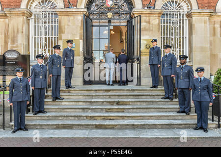 Aylesbury, Großbritannien. 25. Juni 2018. Früher heute Vorsitzender Netta Glover wurde durch Landraete, Stellvertretender Leutnants, RAF Personal- und andere Amtsträger auf dem Marktplatz in Anwesenheit von Sir Henry Aubrey-Fletcher, HM Lord-Lieutenant von Buckinghamshire und Group Captain James Brayshaw, Station Commander an RAF Halton, Verband Streitkräfte Tag zu kennzeichnen. Die Streitkräfte Flagge wurde durch Army Veteran Lieutenant Colonel John Williams von Bedgrove angesprochen, die in der Königlichen Logistik Corps serviert. Credit: Peter Manning/Alamy leben Nachrichten Stockfoto