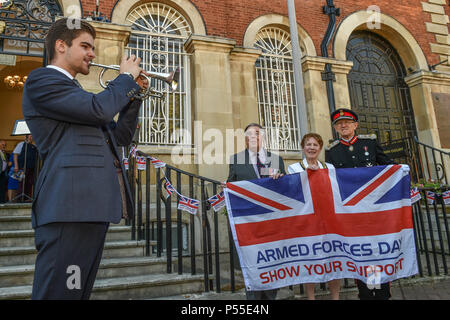 Aylesbury, Großbritannien. 25. Juni 2018. Früher heute Vorsitzender Netta Glover wurde durch Landraete, Stellvertretender Leutnants, RAF Personal- und andere Amtsträger auf dem Marktplatz in Anwesenheit von Sir Henry Aubrey-Fletcher, HM Lord-Lieutenant von Buckinghamshire und Group Captain James Brayshaw, Station Commander an RAF Halton, Verband Streitkräfte Tag zu kennzeichnen. Die Streitkräfte Flagge wurde durch Army Veteran Lieutenant Colonel John Williams von Bedgrove angesprochen, die in der Königlichen Logistik Corps serviert. Credit: Peter Manning/Alamy leben Nachrichten Stockfoto