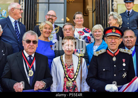 Aylesbury, Großbritannien. 25. Juni 2018. Früher heute Vorsitzender Netta Glover wurde durch Landraete, Stellvertretender Leutnants, RAF Personal- und andere Amtsträger auf dem Marktplatz in Anwesenheit von Sir Henry Aubrey-Fletcher, HM Lord-Lieutenant von Buckinghamshire und Group Captain James Brayshaw, Station Commander an RAF Halton, Verband Streitkräfte Tag zu kennzeichnen. Die Streitkräfte Flagge wurde durch Army Veteran Lieutenant Colonel John Williams von Bedgrove angesprochen, die in der Königlichen Logistik Corps serviert. Credit: Peter Manning/Alamy leben Nachrichten Stockfoto