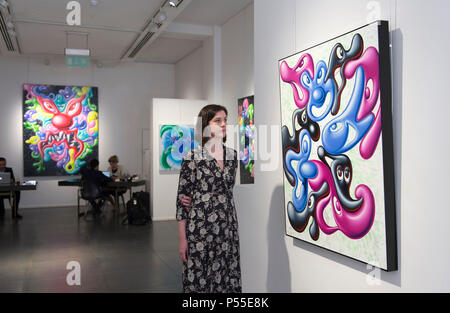 Opera Gallery, New Bond Street, London, UK. 25 Juni, 2018. Kult amerikanischer Künstler, Kenny Scharf, der Großvater von Street Art, die neben Freunden Haring und Basquiat der Street Art Bewegung in den 80er Jahren in New York mit seinem surrealen Pop art Wandbilder gegründet, hat seine erste Ausstellung in Großbritannien für 10 Jahre, betitelt "Blobz", in der Londoner Oper Galerie bis zum 10. Juli. Credit: Malcolm Park/Alamy Leben Nachrichten. Stockfoto